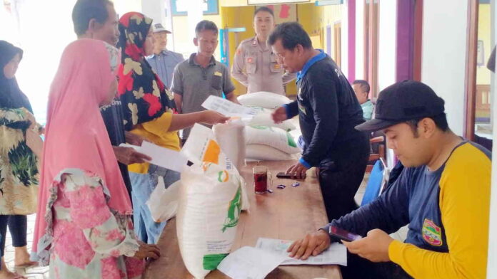 Dapat Bantuan Beras Gratis dari BPN, Ratusan Warga Kutawaringin Ciamis Terlihat Sumringah
