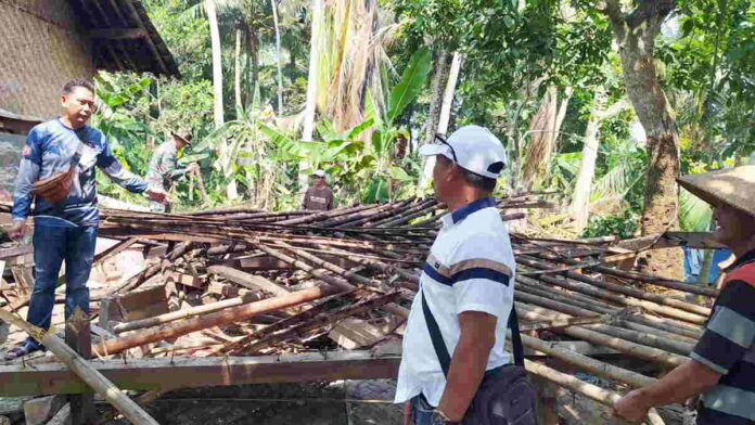 Diduga Lapuk, Dapur Rumah Lansia di Sukamulya Ciamis Roboh