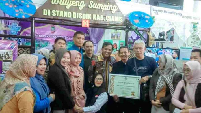 Disdik Ciamis Terima Penghargaan Peningkatan Skor Indeks SPM