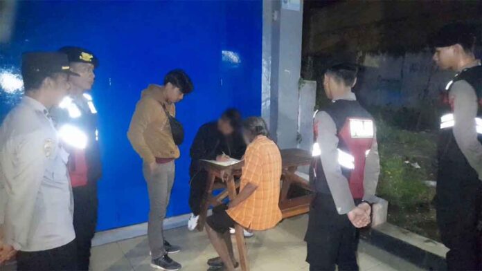 Grebek tempat penjualan miras