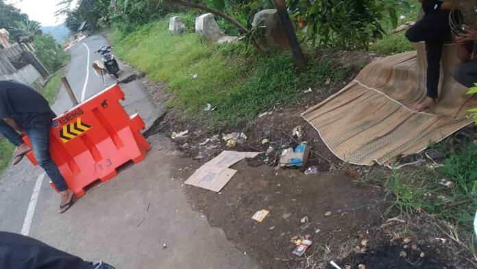 Jalan Amblas di Panawangan Ciamis