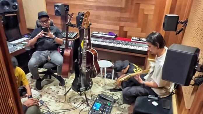 Lukman dan Reza Bentuk Band By The Hundreds