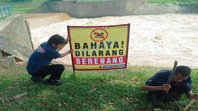 Petugas BPBD Kota Banjar pasang imbauan larangan berenang di Sungai Citanduy