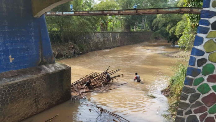 Pohon Bambu Nyangkut di Tiang Jembatan Sungai Cimuntur Ciamis