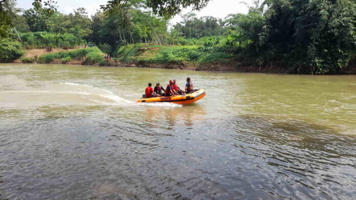 Proses pencarian satu orang remaja yang tenggelam di Sungai Citanduy Kota Banjar