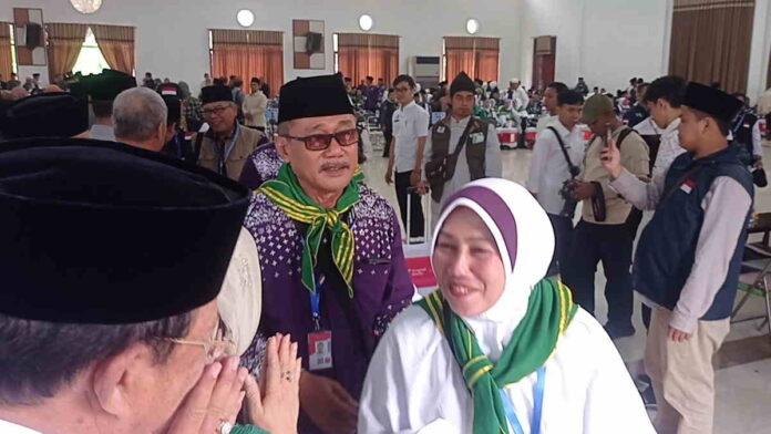 Suasana Haru Iringi Keberangkatan 432 Calon Jamaah Haji Ciamis