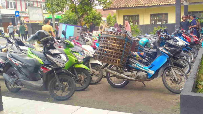 Tak Pakai Helm, Puluhan Pemotor Kena Razia Polsek Banjarsari Ciamis