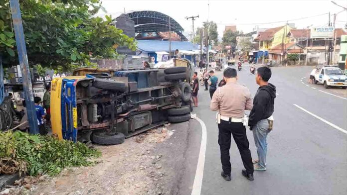Truk bermuatan beras