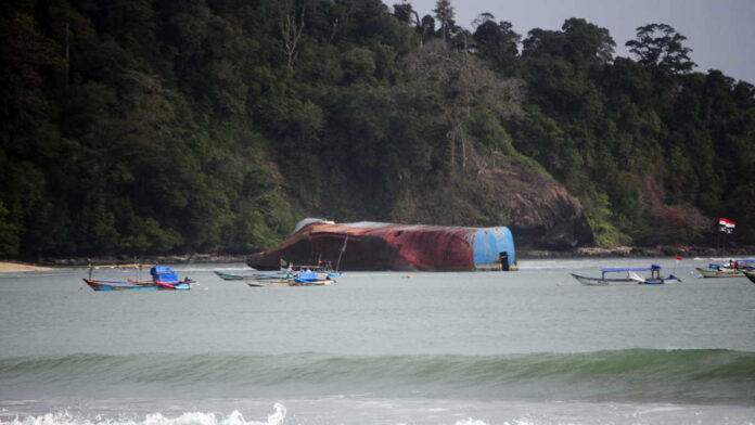 Bangkai Kapal Viking Ikut Merusak Terumbu Karang di Perairan Pangandaran