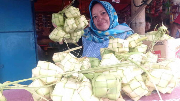 Jelang Idul Adha, Pedagang Kulit Ketupat Musiman Mulai Menjamur di Ciamis