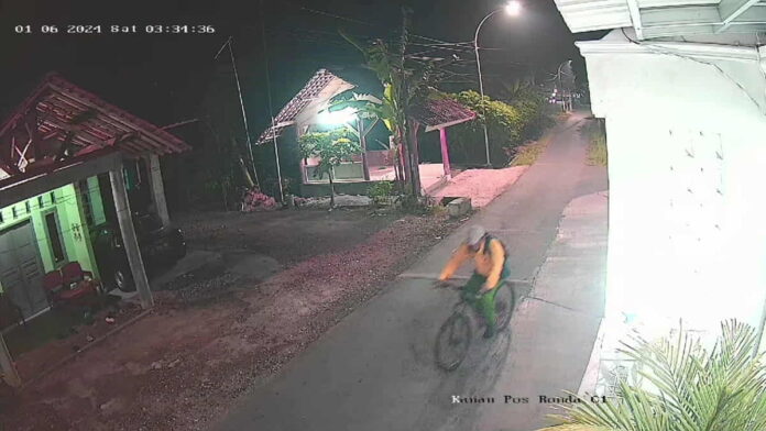 Kamera CCTV merekam seorang pria saat mencuri sepeda di Kota Banjar
