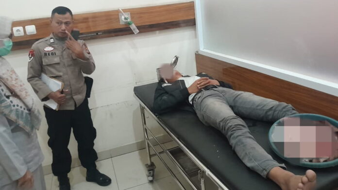 Pemotor di Garut Tertimpa Batang Pohon Tua