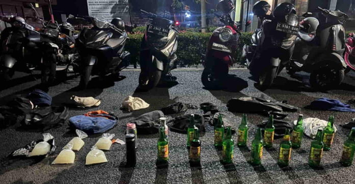 asyik pesta miras di Garut