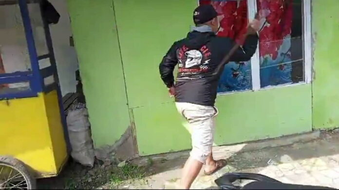 Pria Viral Bawa Samurai dan Rusak Rumah di Garut