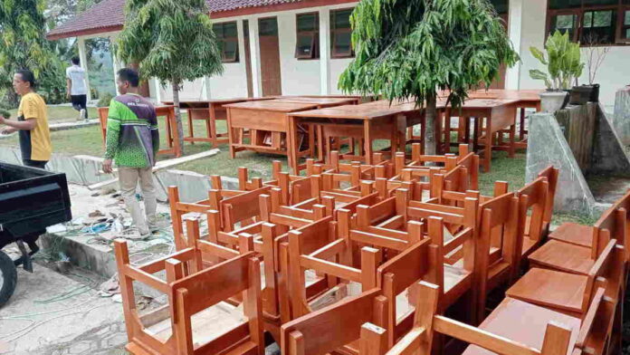 Sumringah, SDN 2 Margajaya Ciamis Akhirnya Dapat Bantuan Meja dan Kursi