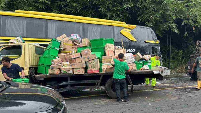 Tabrakan Bus dan Truk