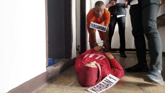 Tersangka Perampokan dan Pembunuh di Garut Jalani Rekonstruksi
