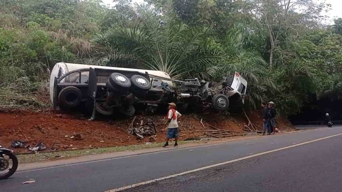 Truk Tronton Pengangkut Semen Tabrakan di Alinayin Ciamis