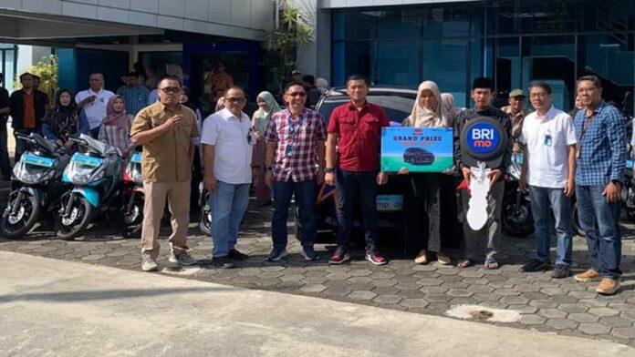 Aam Siti Aminah menerima hadiah mobil Avanza Type G dari BRI Cabang Ciamis