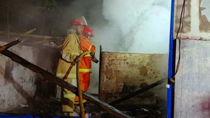 Api Melalap Rumah Semi Permanen di Rancah Ciamis