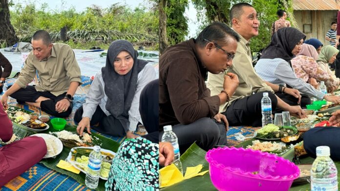 Bachyuni Deliansyah dan istri makan bersama warga Muaro Jambi beralas daun pisang