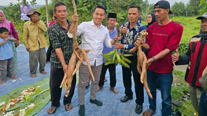Cawalkot Bogor Sendi Fardiansyah dihadiahi singkong dan pisang