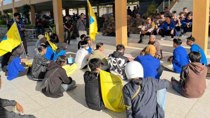 Demo Mahasiswa atas dugaan ASN tak netral di Pilkada Pangandaran