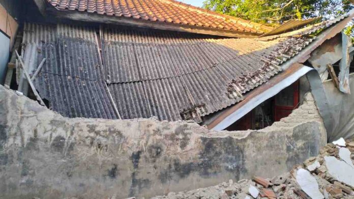Diduga Lapuk, Dinding Rumah Warga Desa Ratawangi Ciamis Ambruk 