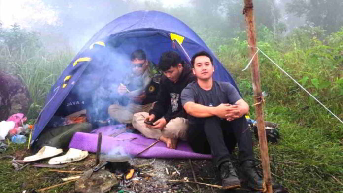 Berkemah di Puncak Gunung Parang