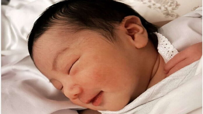 Joshua Suherman dan Clairine Clay Dikaruniai Anak Pertama