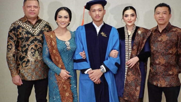 Momen Haru, Krisdayanti Dapat Bunga dari Azriel di Acara Wisuda