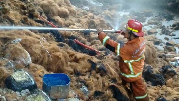 Pabrik kapas di Tasikmalaya terbakar hebat