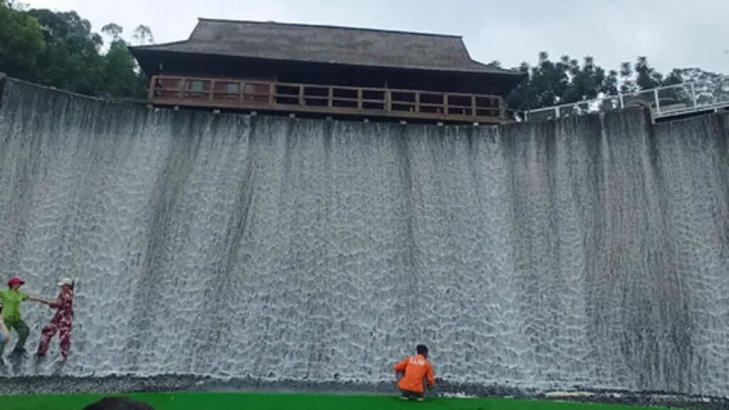 Path of Water Dusun Bambu, Wahana Air Terhits di Bandung