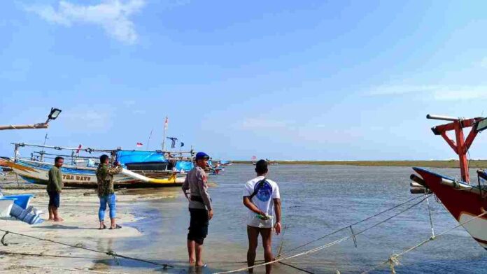 Perahu nelayan terbalik