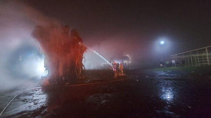 Pohon Beringin Alun-Alun Panjalu Ciamis Terbakar
