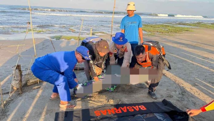 Proses evakuasi korban tenggelam di Pantai Karang Papak Garut