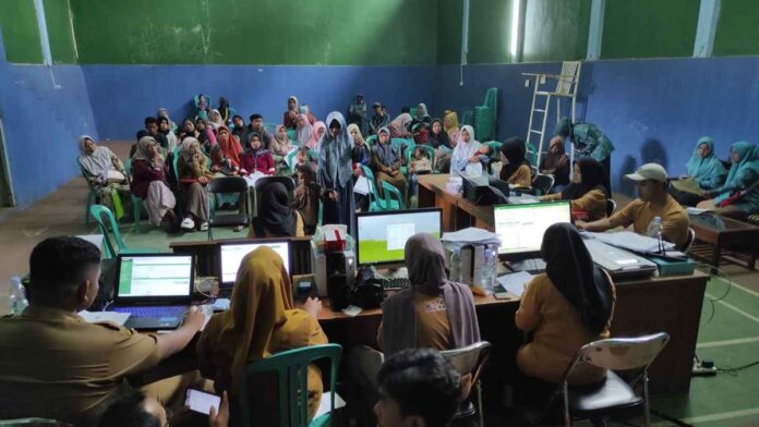 Ratusan Warga Tanjungsari Ciamis Manfaatkan Layanan Disdukcapil Nyambangan Desa