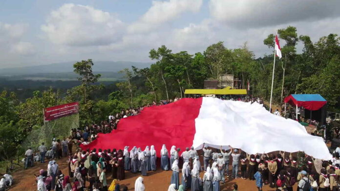 Sambut Kemerdekaan, Bendera Merah Putih Raksasa Dibentangkan di Lembah Pajamben Kota Banjar