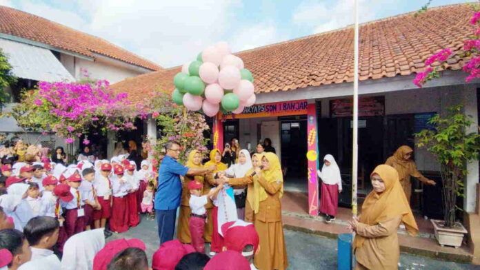 Senangnya Peserta Didik Baru SD di Kota Banjar Sambut Hari Pertama Sekolah