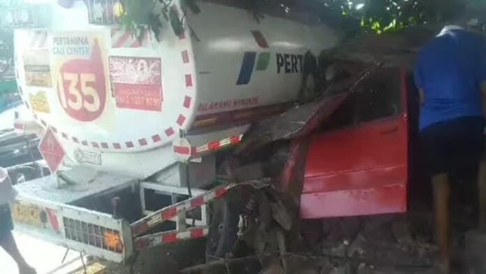 tabrakan truk tangki bermuatan BBM