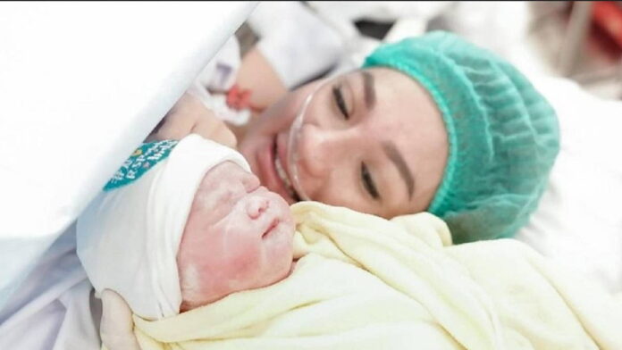 Tengku Dewi Melahirkan Anak Kedua, Andrew Andika Pamer Foto