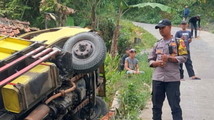 Truk di Garut Terguling dan Hampir Terperosok ke Jurang