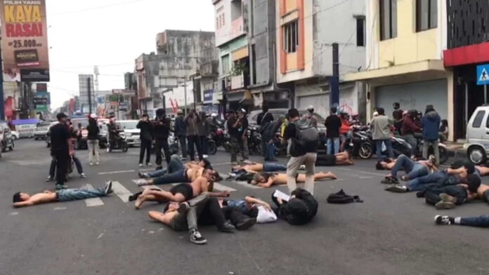 Aksi Tidur di Jalan mahasiswa Tasikmalaya