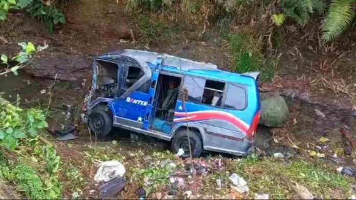 Bus elf masuk jurang
