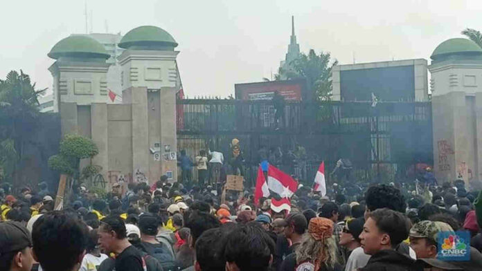Deretan Artis Ikut Orasi Tolak RUU Pilkada di Gedung DPR RI, Reza Rahadian hingga Bintang Emon