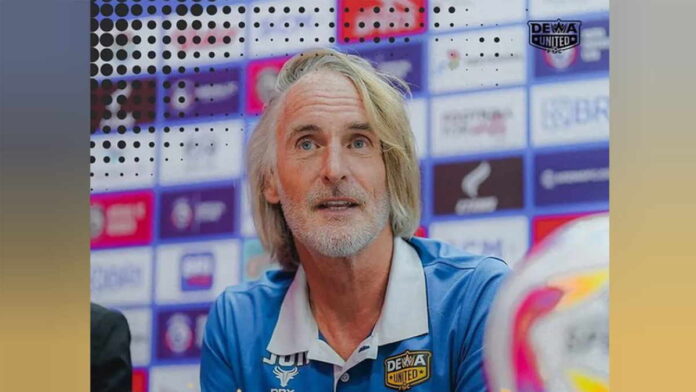 Ditahan Imbang, Jan Olde Riekerink Kritik Kondisi Lapangan Arema FC