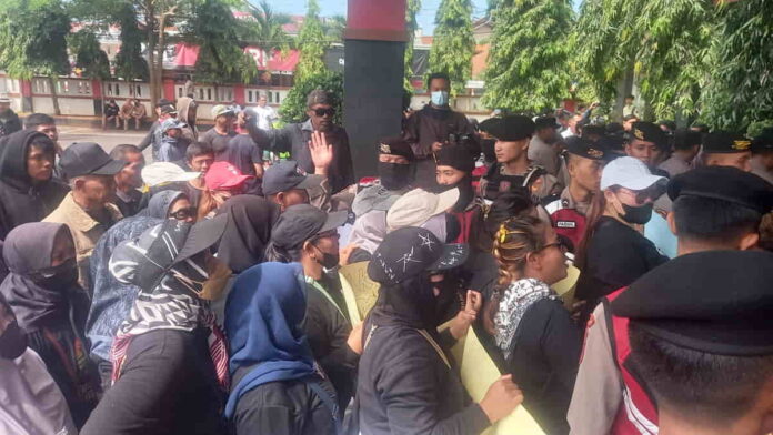 Forum Masyarakat Ciliang Menggugat gerudug gedung DPRD Pangandaran