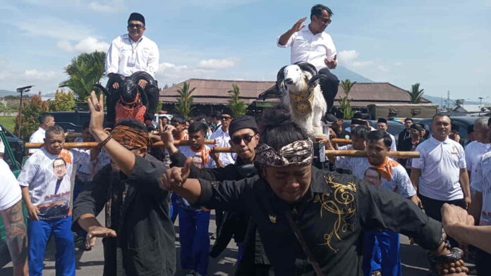 Helmi-Yudi daftar Pilkada ke KPU Garut naik dodombaan