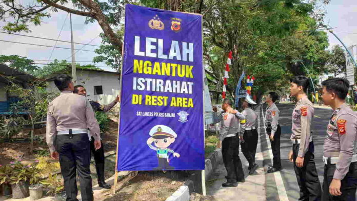 Jalur Rawan Kecelakaan, Petugas di Kota Banjar Temukan Sejumlah Rambu Tertutup Pohon