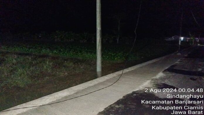 Kabel PLN Terurai ke Jalan di Ciherang Banjarsari Ciamis